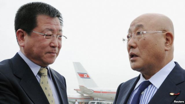 Từ khi lên nắm quyền, Thủ tướng Shinzo Abe từng phái đặc sứ Isao Iijima (phải) đi Triều Tiên giải quyết vấn đề con tin. Thứ trưởng Ngoại giao Triều Tiên Kim Chol-ho (trái) đón Iijima tại sân bay. Từ khi lên nắm quyền, Thủ tướng Shinzo Abe từng phái đặc sứ Isao Iijima (phải) đi Triều Tiên giải quyết vấn đề con tin. Thứ trưởng Ngoại giao Triều Tiên Kim Chol-ho (trái) đón Iijima tại sân bay.