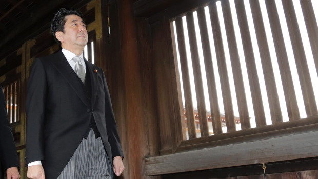 Thủ tướng Nhật Bản Shinzo Abe viếng đền Yasukuni tạo cớ cho Bắc Kinh khoét sâu mâu thuẫn Nhật - Hàn, làm chậm quá trình chuyển trục chiến lược của Washington sang châu Á - Thái Bình Dương. Thủ tướng Nhật Bản Shinzo Abe viếng đền Yasukuni tạo cớ cho Bắc Kinh khoét sâu mâu thuẫn Nhật - Hàn, làm chậm quá trình chuyển trục chiến lược của Washington sang châu Á - Thái Bình Dương.