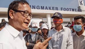 Sam Rainsy gặp gỡ người biểu tình Campuchia. Bất chấp giấy gọi thẩm vấn của tòa án, ông vẫn kêu gọi người Campuchia biểu tình. Sam Rainsy gặp gỡ người biểu tình Campuchia. Bất chấp giấy gọi thẩm vấn của tòa án, ông vẫn kêu gọi người Campuchia biểu tình.