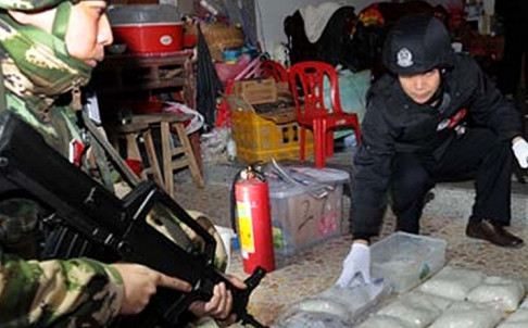 Quảng Đông huy động 3000 cảnh sát truy quét làng ma túy Bác Đỗ, nơi hơn 7000 dân tham gia sản xuất, buôn bán ma túy dưới sự bảo kê của Bí thư xã. Quảng Đông huy động 3000 cảnh sát truy quét làng ma túy Bác Đỗ, nơi hơn 7000 dân tham gia sản xuất, buôn bán ma túy dưới sự bảo kê của Bí thư xã.