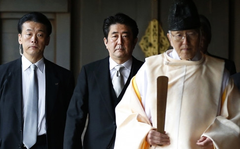 Thủ tướng Nhật Bản Shinzo Abe thăm đền Yasukuni. Thủ tướng Nhật Bản Shinzo Abe thăm đền Yasukuni.