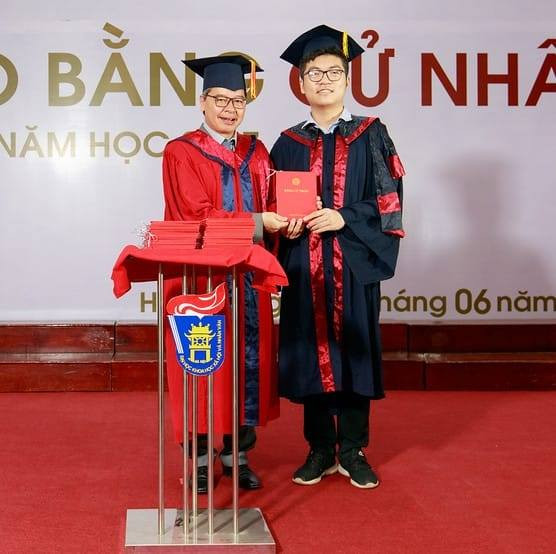 Trần Tùng Ngọc trong lễ trao bằng tốt nghiệp. Ảnh: NVCC Trần Tùng Ngọc trong lễ trao bằng tốt nghiệp. Ảnh: NVCC