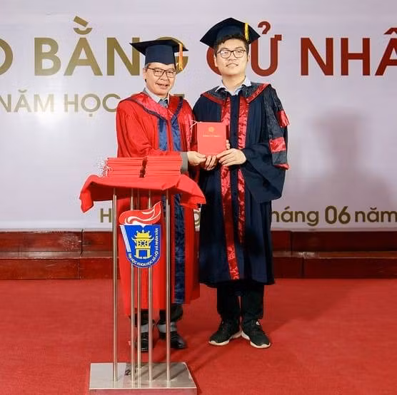 Trần Tùng Ngọc trong lễ trao bằng tốt nghiệp. Ảnh: NVCC