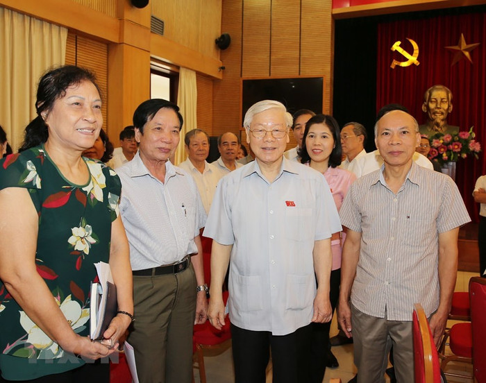 Tổng Bí thư Nguyễn Phú Trọng, Bí thư Quân ủy Trung ương với các đại biểu cử tri dự hội nghị. (Ảnh: Trí Dũng/TTXVN) Tổng Bí thư Nguyễn Phú Trọng, Bí thư Quân ủy Trung ương với các đại biểu cử tri dự hội nghị. (Ảnh: Trí Dũng/TTXVN)