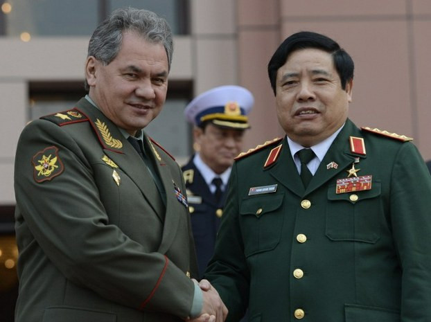 Bộ trưởng Quốc phòng Nga Sergei Shoigu và Bộ trưởng Quốc phòng Việt Nam Phùng Quang Thanh. Bộ trưởng Quốc phòng Nga Sergei Shoigu và Bộ trưởng Quốc phòng Việt Nam Phùng Quang Thanh.