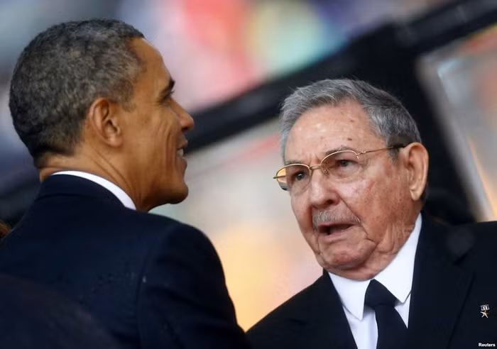 Tổng thống Mỹ Barack Obama và Chủ tịch Cuba Raul Castro.