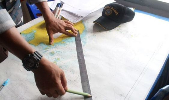 Một chỉ huy lực lượng tìm kiếm cứu nạn Indonesia xác định tọa độ nghi vấn máy bay rơi. Một chỉ huy lực lượng tìm kiếm cứu nạn Indonesia xác định tọa độ nghi vấn máy bay rơi.