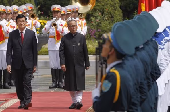 Chủ tịch nước Trương Tấn Sang đón Tổng thống Ấn Độ Pranab Mukherjee thăm Việt Nam. Ảnh: Thanhnien News Chủ tịch nước Trương Tấn Sang đón Tổng thống Ấn Độ Pranab Mukherjee thăm Việt Nam. Ảnh: Thanhnien News