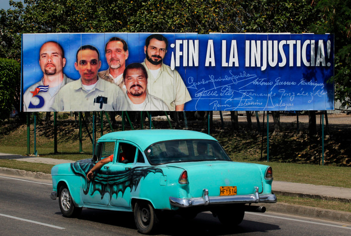 5 điệp viên vừa được thả được người Cuba xem như anh hùng dân tộc. 5 điệp viên vừa được thả được người Cuba xem như anh hùng dân tộc.