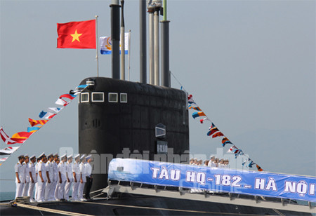 Lễ tiếp nhận tàu ngầm Kilo 636 MV do Nga chế tạo của Hải quân Nhân dân Việt Nam, HQ 182 Hà Nội. Ảnh: Quân đội nhân dân. Lễ tiếp nhận tàu ngầm Kilo 636 MV do Nga chế tạo của Hải quân Nhân dân Việt Nam, HQ 182 Hà Nội. Ảnh: Quân đội nhân dân.