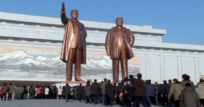 Hàng ngàn người dân Triều Tiên đến đặt hoa viếng nhà lãnh đạo Kim Jong-il tại tượng đài hai cha con ở Bình Nhưỡng. Hàng ngàn người dân Triều Tiên đến đặt hoa viếng nhà lãnh đạo Kim Jong-il tại tượng đài hai cha con ở Bình Nhưỡng.