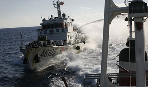 Tàu hải cảnh Trung Quốc hung hãn phụt vòi rồng và tìm cách đâm va tàu tuần tra của lực lượng chức năng Việt Nam đang thực thi nhiệm vụ trong vùng đặc quyền kinh tế, thềm lục địa Việt Nam gần nơi Trung Quốc hạ đặt trái phép giàn khoan 981. Ảnh: Tuoitre News. Tàu hải cảnh Trung Quốc hung hãn phụt vòi rồng và tìm cách đâm va tàu tuần tra của lực lượng chức năng Việt Nam đang thực thi nhiệm vụ trong vùng đặc quyền kinh tế, thềm lục địa Việt Nam gần nơi Trung Quốc hạ đặt trái phép giàn khoan 981. Ảnh: Tuoitre News.