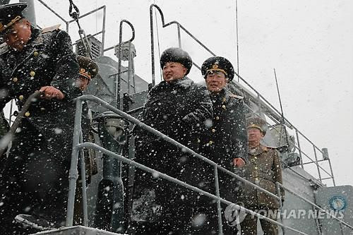 Nhà lãnh đạo Kim Jong-un thị sát một tàu chiến, theo sau là 2 ông Hwang Pyong-so và Choe Ryong-hae.