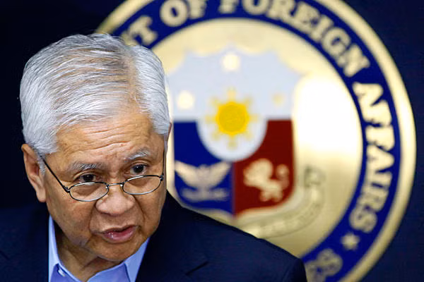 Ngoại trưởng Philippines Albert del Rosario nhiều lần khẳng định, họ đã mất 18 năm đàm phán trực tiếp với Trung Quốc mà chẳng đi đến đâu, trái lại Bắc Kinh không ngừng bành trướng và gây sức ép trên thực địa.