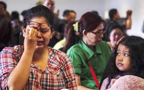 Thân nhân hành khách trên chuyến bay xấu số sốc mạnh sau khi biết tin về thảm họa vừa ập xuống. Thân nhân hành khách trên chuyến bay xấu số sốc mạnh sau khi biết tin về thảm họa vừa ập xuống.