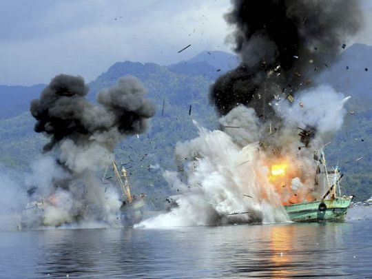 Indonesia dùng thuốc nổ đánh chìm tàu cá nước ngoài đánh bắt bất hợp pháp trên vùng biển của nước này. Indonesia dùng thuốc nổ đánh chìm tàu cá nước ngoài đánh bắt bất hợp pháp trên vùng biển của nước này.