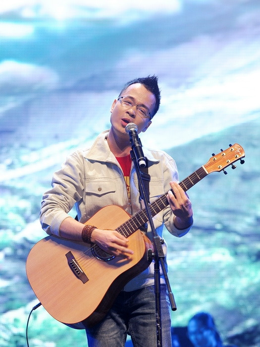 Hà Okio chọn cho mình cách trình diễn đơn giản bằng cây đàn guitar thùng trong ca khúc tự sáng tác mang tên Nơi ấy.Tuy đơn giản, nhưng chính nét phong trần, giọng hát ấm áp của anh vẫn đủ sức thu hút khán giả. Hà Okio chọn cho mình cách trình diễn đơn giản bằng cây đàn guitar thùng trong ca khúc tự sáng tác mang tên Nơi ấy.Tuy đơn giản, nhưng chính nét phong trần, giọng hát ấm áp của anh vẫn đủ sức thu hút khán giả.