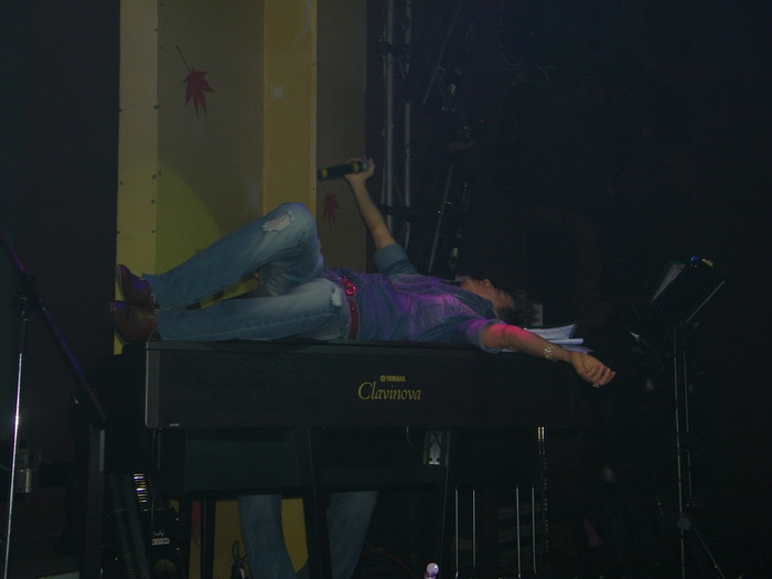 Đột ngột nằm xuống và tiếp tục trải lòng cùng ca khúc. Khán phòng nhốn nháo…