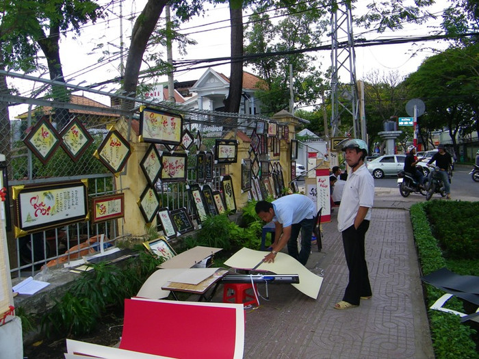 So với hai nơi “cho chữ” Nhà Văn hoá Thanh niên và Cung Văn hoá Lao động thì góc phố “ông đồ” ở đường Trương Định đìu hiu đến nao lòng.