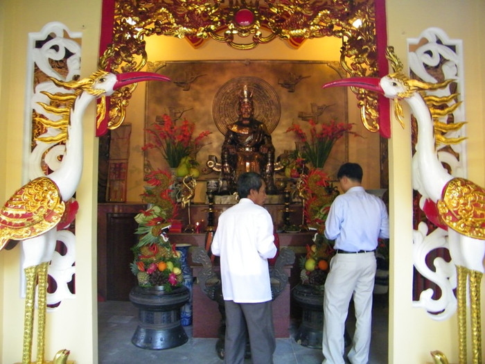 Trong ngày xuân, nhiều người dân đã đến thắp hương tưởng nhớ vua Hùng.