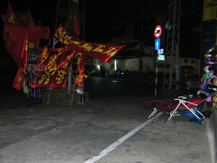 Gần đó, người phụ nữ bán cờ, bandrol chúc mừng năm mới nằm trên chiếc ghế xếp, đang ngủ say sưa giữa trời Sài Gòn trời lạnh giá. Gần đó, người phụ nữ bán cờ, bandrol chúc mừng năm mới nằm trên chiếc ghế xếp, đang ngủ say sưa giữa trời Sài Gòn trời lạnh giá.