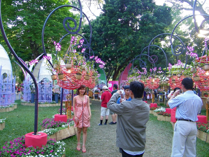 Nhiều bạn trẻ, đã chụp hình lưu niệm tại Hội hoa xuân Tao Đàn.