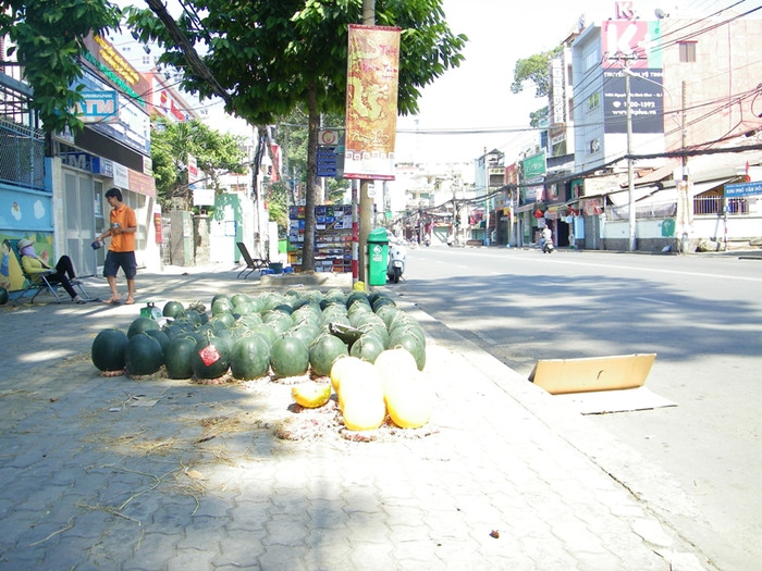 Những quả dưa hấu cuối cùng sắp bán hết trước giờ giao thừa trong nắng xuân. Những quả dưa hấu cuối cùng sắp bán hết trước giờ giao thừa trong nắng xuân.