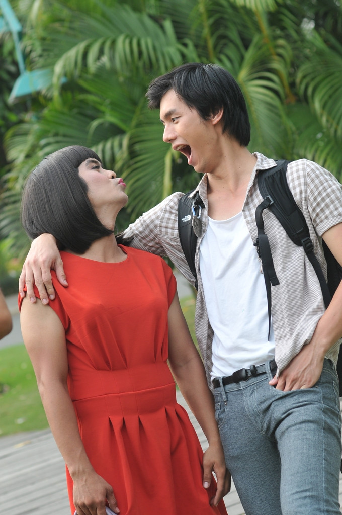 Và giữa Phi Du và Bòn đã có những tình huống dở khóc, dở cười. Đôi lúc Bòn phải giả gái… Và giữa Phi Du và Bòn đã có những tình huống dở khóc, dở cười. Đôi lúc Bòn phải giả gái…