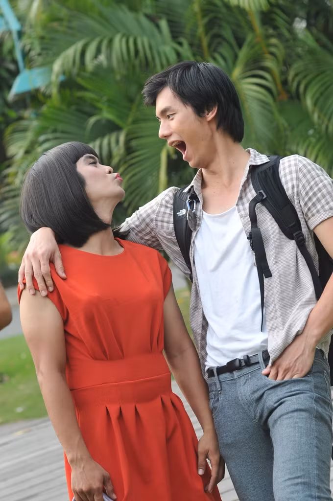 Và giữa Phi Du và Bòn đã có những tình huống dở khóc, dở cười. Đôi lúc Bòn phải giả gái…