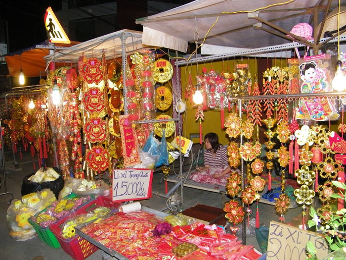 Đồng hồ đã chỉ 4 giờ. Cô gái này đã thức gần như sáng đêm bên gian hàng của mình (ảnh chụp trên đường Nguyễn Thái Sơn, Q.Gò Vấp Đồng hồ đã chỉ 4 giờ. Cô gái này đã thức gần như sáng đêm bên gian hàng của mình (ảnh chụp trên đường Nguyễn Thái Sơn, Q.Gò Vấp
