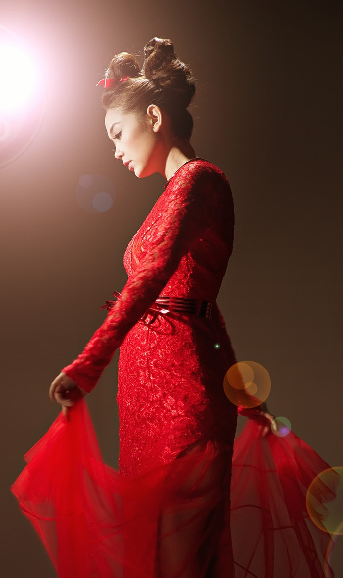 Qua loạt ảnh này, Minh Hằng đã trút bỏ sự trẻ trung của tuổi "teen" để trở thành một phụ nữ trưởng thành và sang trọng. Đây là hình ảnh mà khán giả sẽ thấy ở Minh Hằng trong năm Nhâm Thìn.