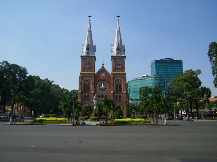 Nhà thờ Đức Bà uy nghiêm dưới ánh nắng rực rỡ ngày xuân. Nhà thờ Đức Bà uy nghiêm dưới ánh nắng rực rỡ ngày xuân.