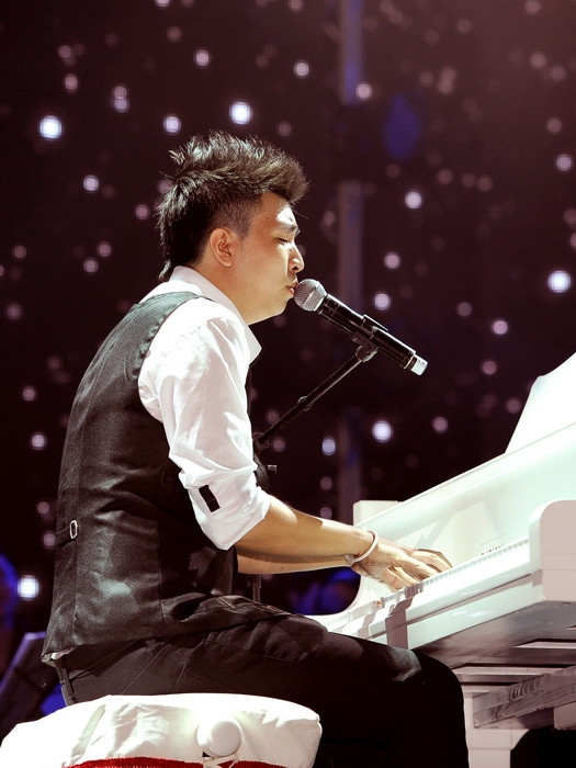 Đến với livehsow bằng một ca khúc tự sáng tác mang tên Anh mơ, Anh Khang chứng tỏ tài năng khi tự đàn piano và hát. Đây là bài hát anh viết bằng chính những trải nghiệm yêu đương của mình. Phong thái, giọng hát nhẹ nhàng của Anh Khang cuốn hút người xem một cách tự nhiên. Đến với livehsow bằng một ca khúc tự sáng tác mang tên Anh mơ, Anh Khang chứng tỏ tài năng khi tự đàn piano và hát. Đây là bài hát anh viết bằng chính những trải nghiệm yêu đương của mình. Phong thái, giọng hát nhẹ nhàng của Anh Khang cuốn hút người xem một cách tự nhiên.