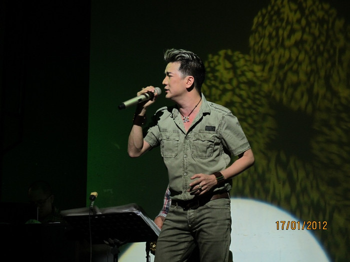 Thời gian qua, Mr Đàm đã tích cực thực hiện lời hứa với tổ nghiệp ngay từ lúc anh còn là một anh thợ hớt tóc nghèo, mới chập chững bước vào nghề và chưa được ai biết đến: "Khi nào nổi tiếng, tôi sẽ làm tất cả những gì có thể để giúp đỡ những nghệ sĩ khó khăn".