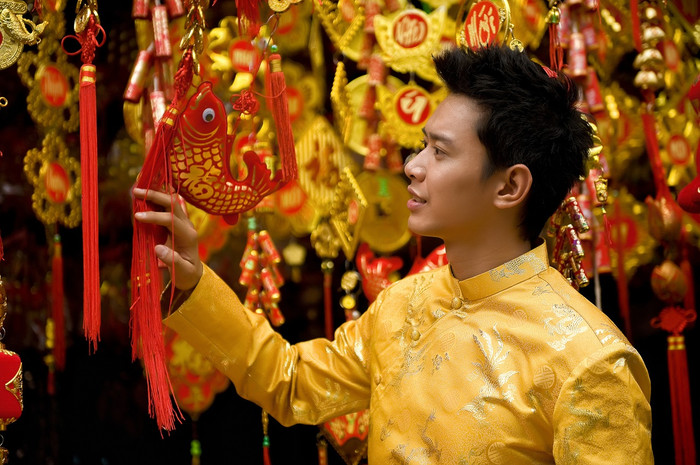 Trong ngày đầu xuân, Hồ Đức Vĩnh một mình dạo phố, đi chùa xin lộc. Trong ngày đầu xuân, Hồ Đức Vĩnh một mình dạo phố, đi chùa xin lộc.