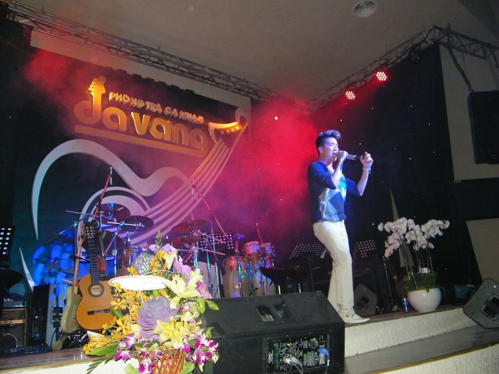 Đêm đã khuya, Mr Đàm hát bài cuối cùng sau hàng chục bài, chuẩn bị kết thúc buổi biểu diễn.