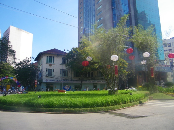 Cánh đồng lúa xanh rờn mọc giữa thành phố hiện đại. Bụi tre gợi nhớ một vùng nông thôn thanh bình. Cánh đồng lúa xanh rờn mọc giữa thành phố hiện đại. Bụi tre gợi nhớ một vùng nông thôn thanh bình.