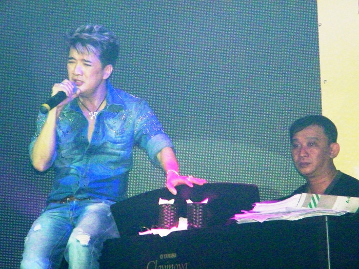 Giọng hát của Mr Đàm da diết, đầy tâm trạng trong tiếng dương cầm thánh thót của nhạc sĩ Anh Khoa.