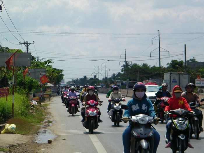 Quốc lộ 1A nối liền TP.HCM và các tỉnh đồng bằng sông Cửu Long đã bắt đầu lưa thưa xe của lao động ngoại tình về lại TP.HCM.