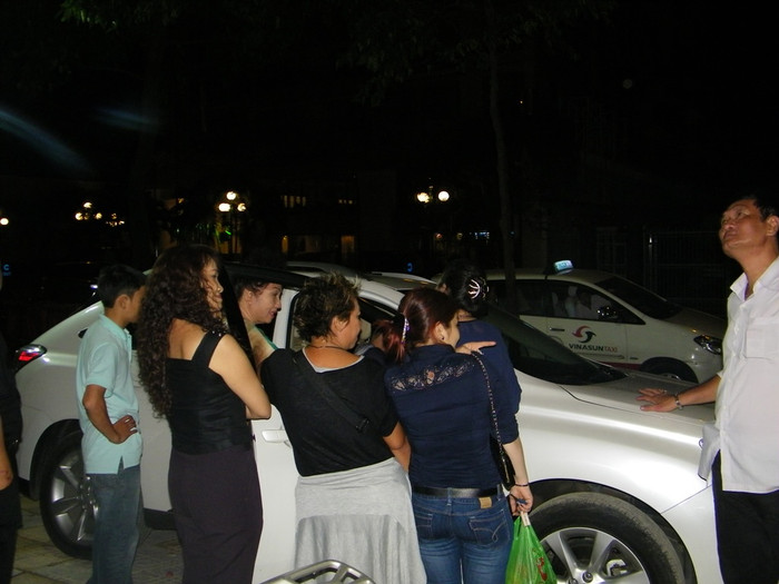 Nhưng một nhóm khán giả đã kịp phát hiện ra Mr Đàm kéo anh nán lại.