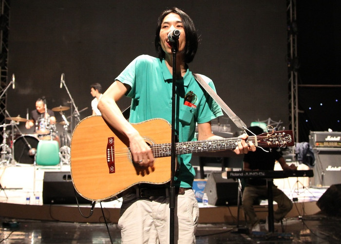 Nhóm Quái vật tí hon mang đến cho “bữa tiệc âm nhạc” bằng tiết mục rock hừng hực “lửa”, do chính nhóm sáng tác mang tên Vì đời.