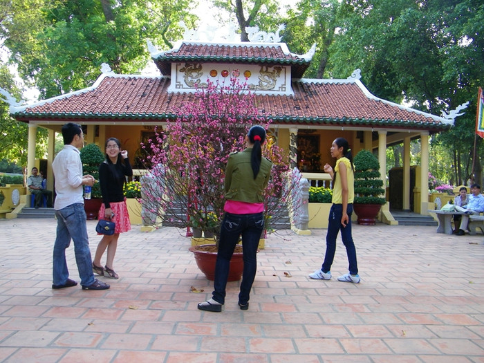 Nam thanh, nữ tú bên gốc đào trước đền thờ vua Hùng và Bác.