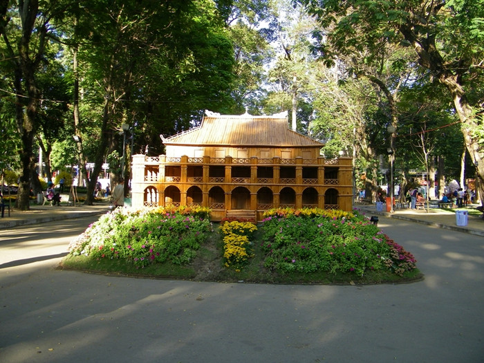 Ngôi nhà bằng tre, đặc trưng của Việt Nam mọc giữa công viên Tao Đàn.