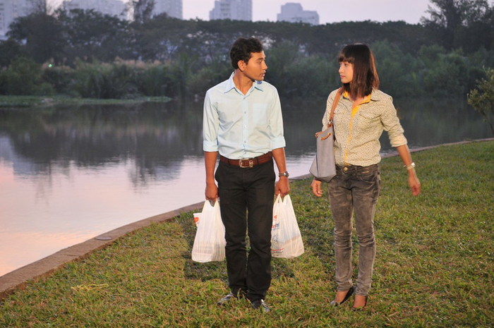 Và vì danh dự gia đình, Duy Minh phải thay em trai đính hôn với Phương Thư, hy sinh tình yêu đẹp trước đó với một y tá. Và vì danh dự gia đình, Duy Minh phải thay em trai đính hôn với Phương Thư, hy sinh tình yêu đẹp trước đó với một y tá.