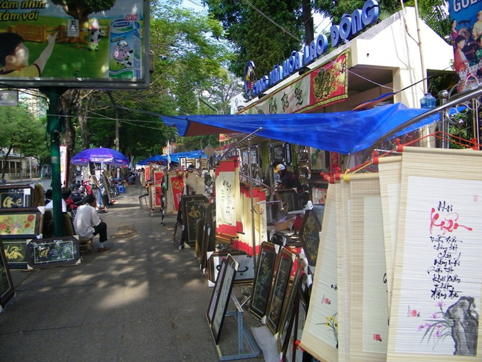 Những quầy thư pháp ở Cung Văn hoá Lao động cũng không nằm ngoài cảnh "ông đồ đông hơn khách".