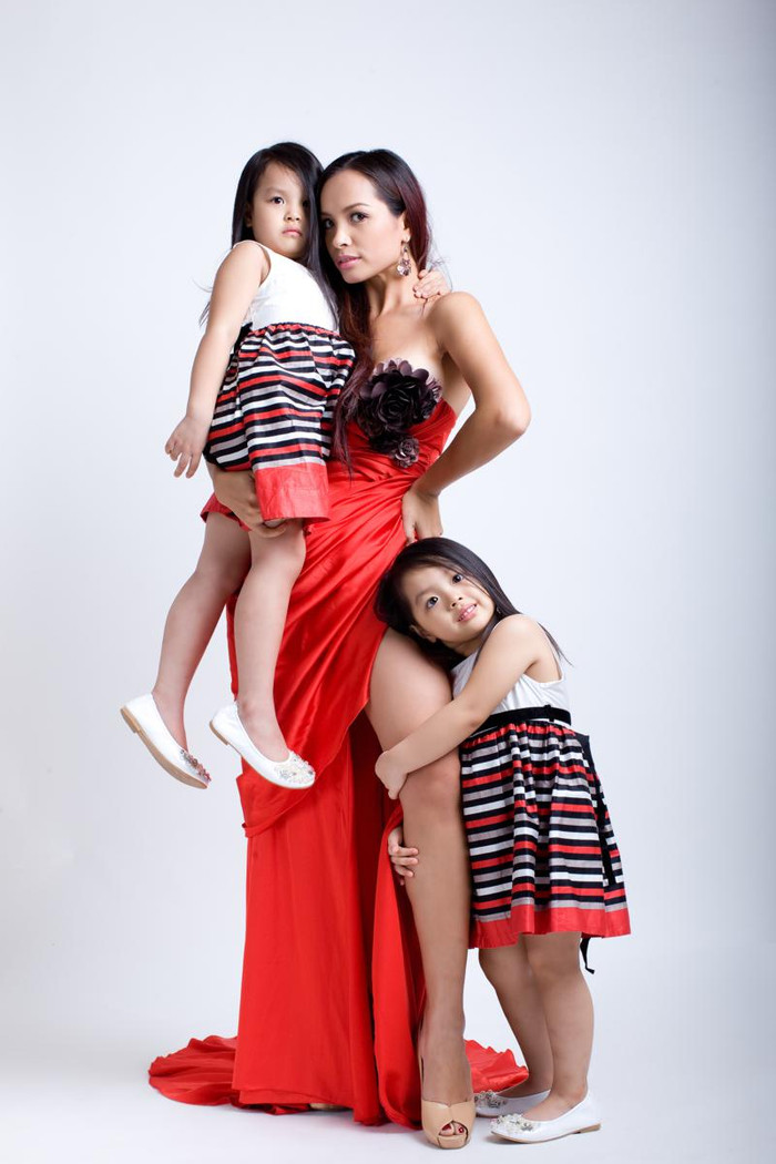 Ở nhà, vợ chồng Thuý Hạnh gọi hai con bằng hai nick name Suli và Suti.