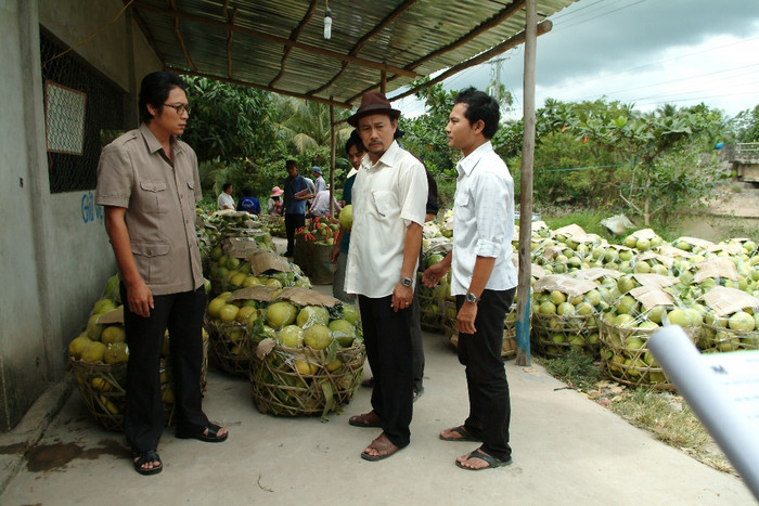 Và những trái bưởi Năm Roi căng mọng, thành quả của Duy Minh, rời miền quê sông nước, theo những chuyến hàng đến khắp nơi trong nước và trên thế giới. Và những trái bưởi Năm Roi căng mọng, thành quả của Duy Minh, rời miền quê sông nước, theo những chuyến hàng đến khắp nơi trong nước và trên thế giới.