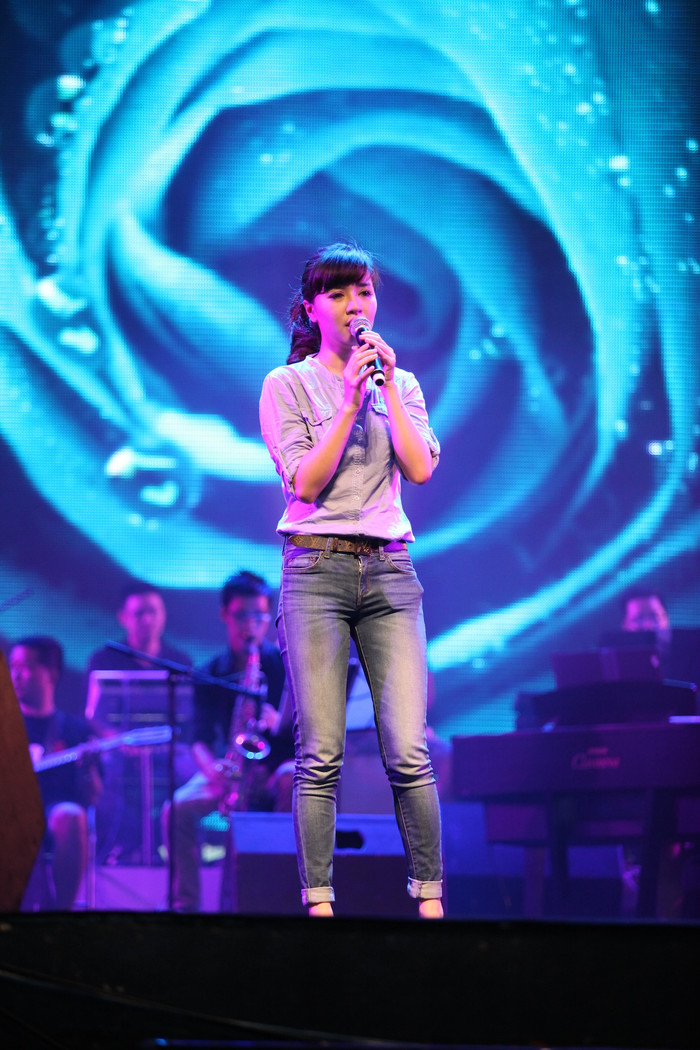 Dù đã tập nhuần nhuyễn tiết mục của mình suốt tuần qua, nhưng sáng nay Bích Phương vẫn đến “ráp nhạc” lần nữa ca khúc Có khi nào rời xa (sáng tác Tiên: Cookie).