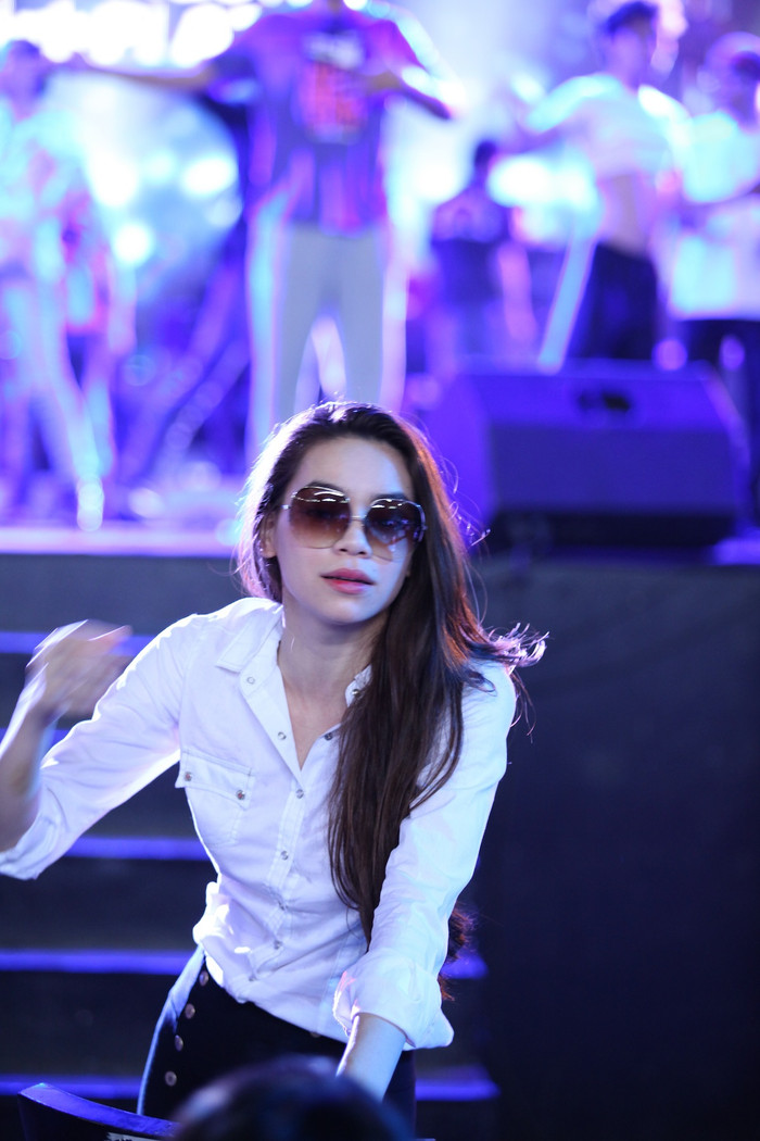 Hồ Ngọc Hà đến buổi tập rất sớm, trong trang phục giản dị, cặp kính râm khá ngầu.