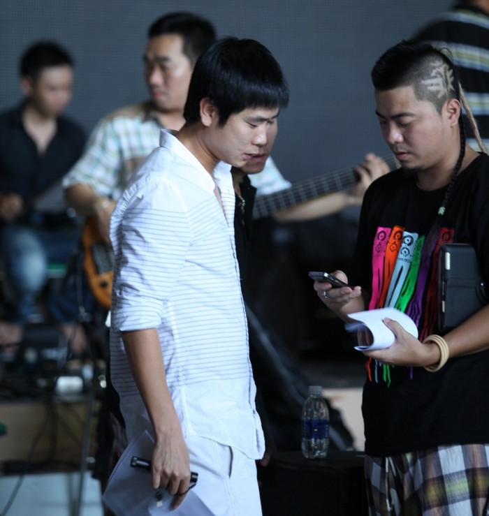 Trông Hồ Hoài Anh khá "ngầu" với quần ngố.